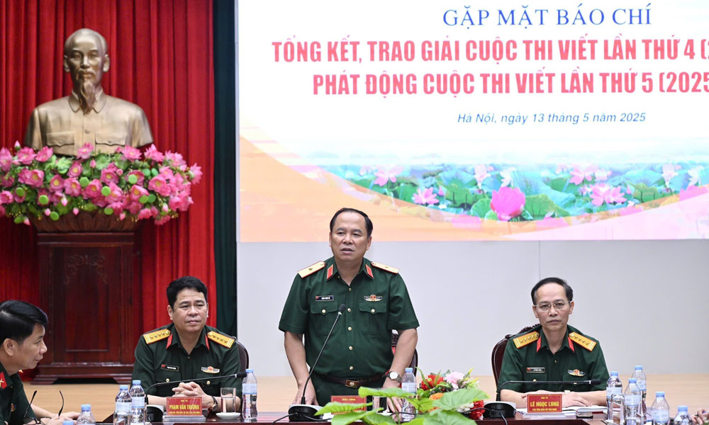 Thiếu tướng Đoàn Xuân Bộ, Tổng Biên tập báo Quân đội nhân dân phát biểu.